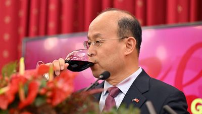 China drops heavy tariffs against Australian winemakers