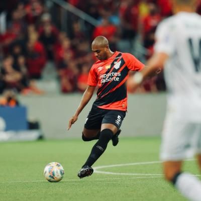 Fernandinho's Impressive Display Of Midfield Mastery In Soccer Match