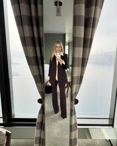 Lindsey Vonn's Mirror Selfie: A Display Of Confidence And Strength