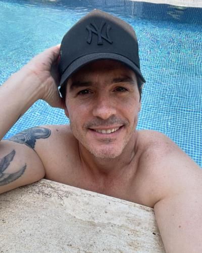 Mauricio Ochmann's Poolside Selfies Radiate Relaxation And Charm