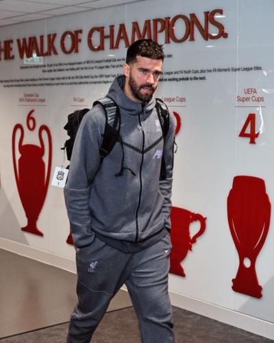 Alisson Becker's Effortless Athletic Chic In Grey Tracksuit Stroll