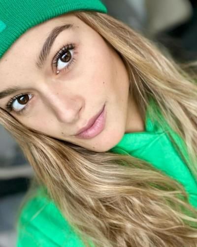 Camila Díaz: Stylish Winter Pop Of Color With Green Beanie