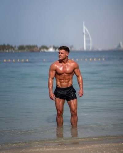 Rob Lipsett Inspires Fitness Enthusiasts With Beachside Confidence