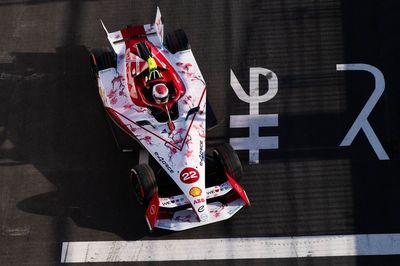 Tokyo E-Prix: Rowland grabs pole for Nissan's home event