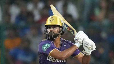 Watch: Mohammed Siraj claps after being hit for a six by Shreyas Iyer