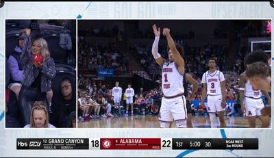 Why Mark Sears’ mom Lameka mimes shooting free throws with Alabama guard