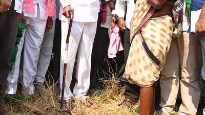 KCR blames govt. for withering of crops in 15L acres