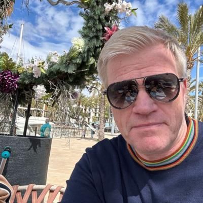 Oliver Kahn's Easter Selfie Spreads Joy And Holiday Cheer