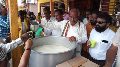 Octogenarian celebrates ‘Chittoor’s birthday’ by distributing buttermilk to people