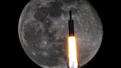 SpaceX Falcon Heavy rocket photobombs the moon in incredible award-winning shot