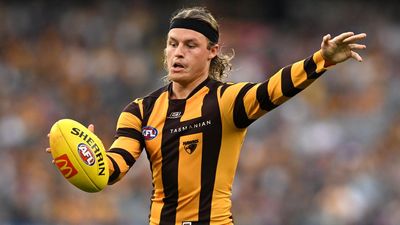 Hawks forward Ginnivan spills on exit from Collingwood