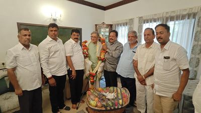 Mandya Congress candidate Venkataramegowda ‘Star Chandru’, district leaders call on former Karnataka CM S.M. Krishna