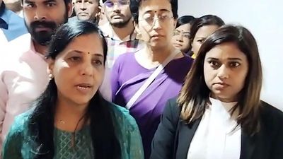 AAP MLAs meet Sunita Kejriwal, say Delhi CM should not step down