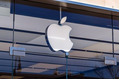 Should Investors Buy Apple (AAPL) in April?