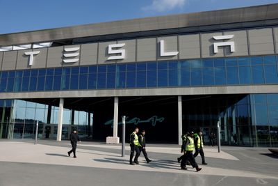 Tesla Q1 Auto Deliveries Fall 8.5 Pct, Shares Drop Sharply