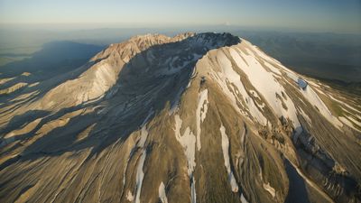 "Experienced mountain climber" dies after falling into Mount St Helens crater