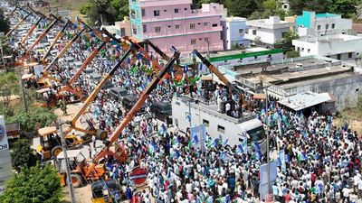 Chevireddy turns Jagan’s campaign vehicle’s brief stopover at Chandragiri into a grand procession