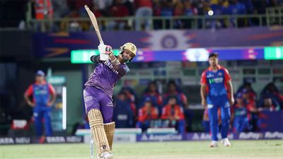 6,6,4,0,6,4 - Sunil Narine lights up Vizag, rips apart Ishant Sharma with breathtaking shots. Watch