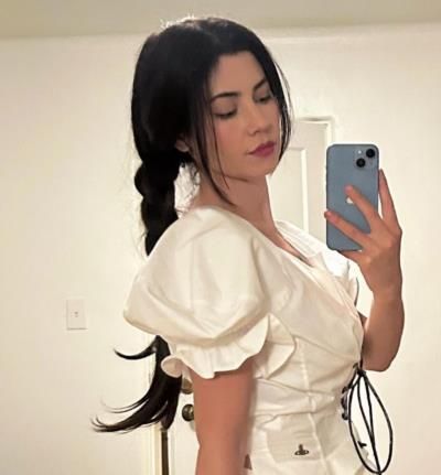 Marina Diamandis Radiates Confidence In Stylish Mirror Selfie