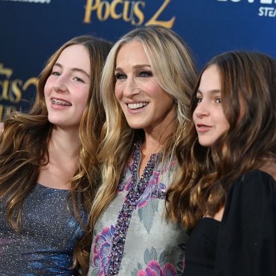 Sarah Jessica Parker Shares the Way She Helps Her Twin Daughters Have a "Healthier Relationship" With Food