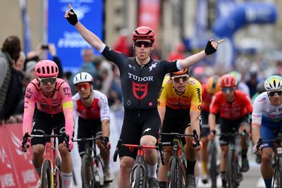 Région Pays de la Loire Tour: Alberto Dainese wins stage 3