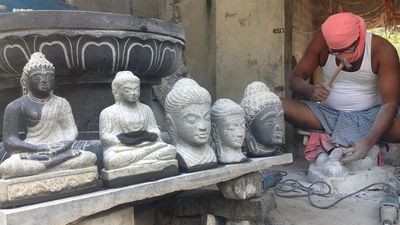 Mamallapuram sculptors soldier on even as Kancheepuram black granite supply trickles