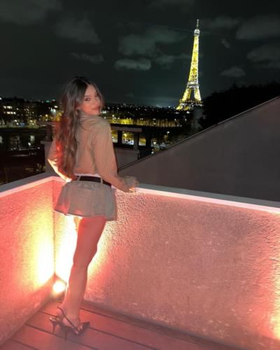 Hailee Steinfeld Poses With Eiffel Tower At Night
