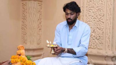 Hardik Pandya performs pooja at Somnath Temple amid Mumbai Indians' captaincy turmoil. Watch