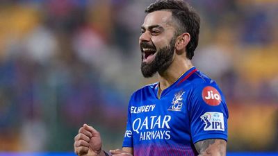 'Aisa mauka fir..': Virat Kohli sings while hugging this Rajasthan Royals player - WATCH