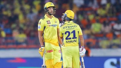 Chennai Super Kings post below-par 165 for 5 against SRH in IPL