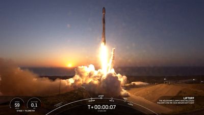 SpaceX launches 21 Starlink satellites into orbit from California in sunset liftoff (photos, video)