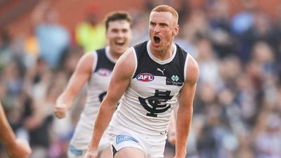 Blues leave it late to over-run Dockers in AFL thriller