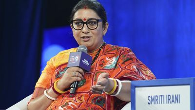 “Delhi mein hugging, Kerala mein begging, Karnataka mein thugging”: Smriti Irani takes jibe at Congress