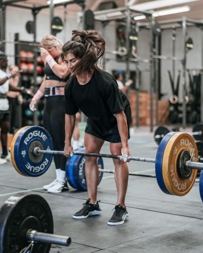 Lauren Fisher's Impressive Deadlift Strength And Determination