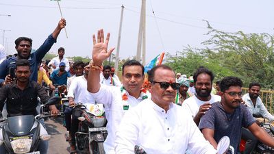 Minister Komatireddy campaigns for Chamala Kiran setting aside his ‘disappointment’