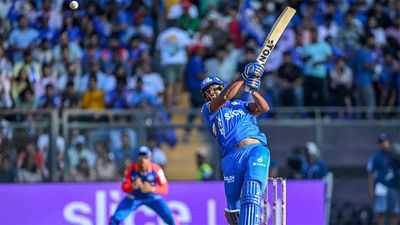 4 6 6 6 4 6! Romario Shepherd's blockbuster finish for Mumbai Indians against Delhi Capitals - Watch