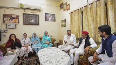 Akhilesh visits deceased Mukhtar Ansari’s family in Ghazipur, lauds family’s contribution for country