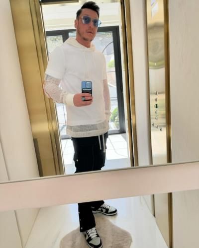 Mesut Özil's Stylish And Confident Mirror Selfies