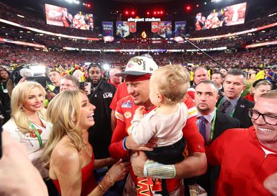 Chiefs QB Patrick Mahomes sums up the solar eclipse in one word