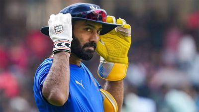 'Nas, I am not going to trust a word...': Dinesh Karthik playfully teases Nasser Hussain