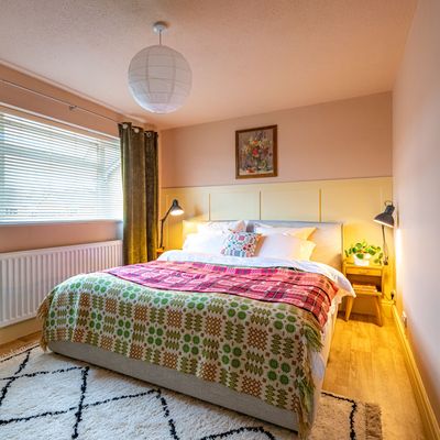 This tired bedroom was brought back to life using only secondhand home furnishings – the result is stunning