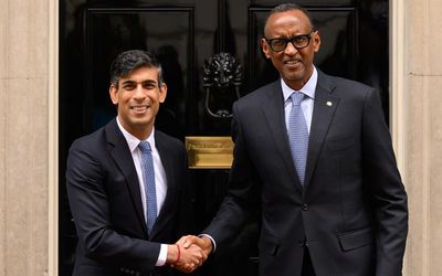 Sunak welcomes Kagame to No 10 as Rwanda scheme hits fresh snags