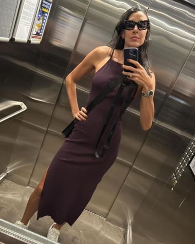 Sheilla Castro's Elevator Selfie: A Stylish Display Of Elegance