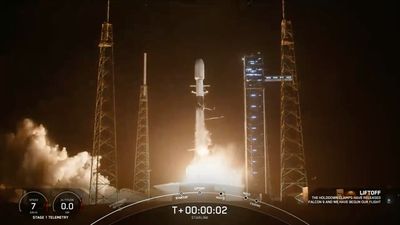 SpaceX launches 23 Starlink satellites in nighttime liftoff (photos, video)