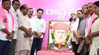 BRS pays rich tributes to Jyotiba Phule, says Congress govt. is doing nothing for BCs