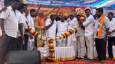 Kumaraswamy campaigns for Prajwal Revanna in Arakalgud