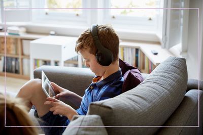 3 tips to set screen time boundaries from parenting experts Dr Becky Kennedy and Professor Emily Oster - and #1 is an important reminder