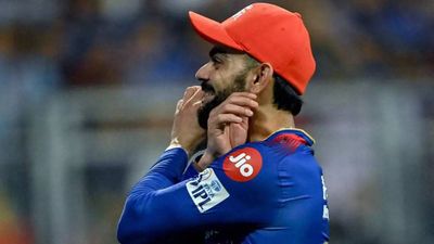 Watch: Virat Kohli's reaction to fans chanting 'Kohli ko bowling do' in MI vs RCB match