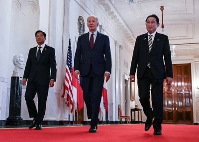 Beijing Slams US-Japan-Philippines Summit, Says S. China Sea Actions 'Lawful'