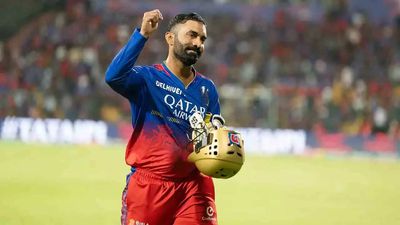 Watch - 'We are grateful that...': RCB fans express their heartfelt gratitude towards Dinesh Karthik